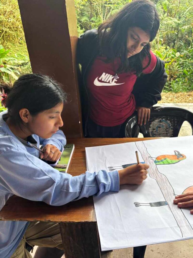 Dos jovenes aprenden sobre las aves, una dibuja y la otra mira