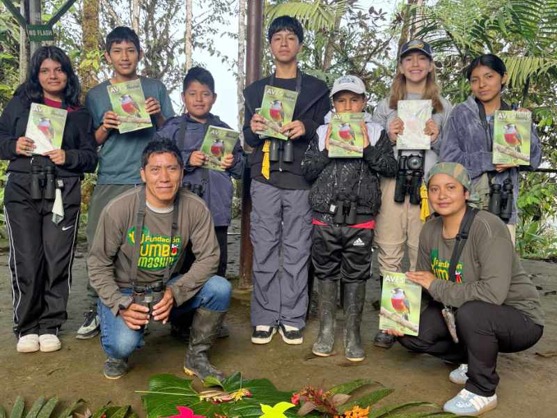 Siete jovenes, el primer grupo de Guardianes de Aves con sus guías de aves, y dos profesores